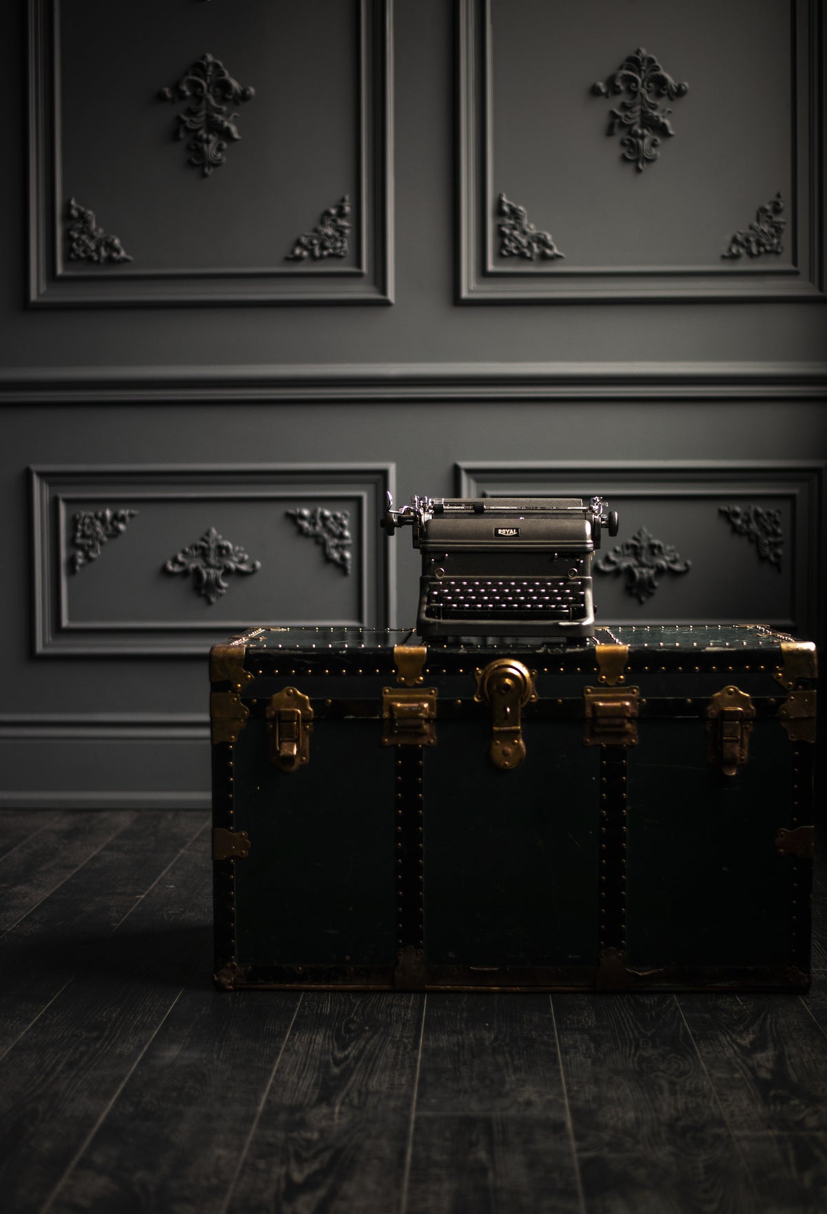 typewriter-on-trunk[product-name]-letterseals.mom