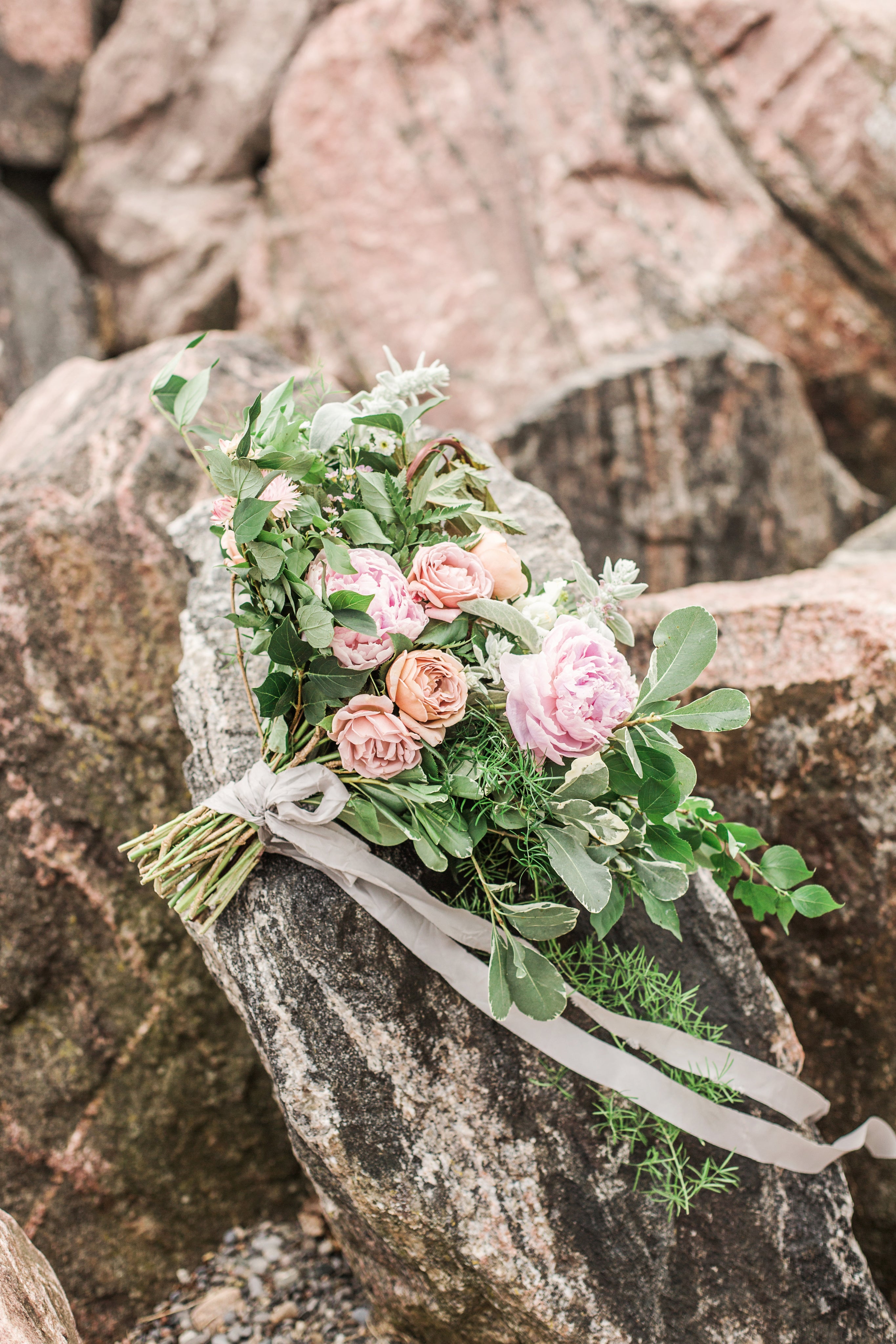 wedding-bouquet-on-the-rocks[product-name]-letterseals.mom